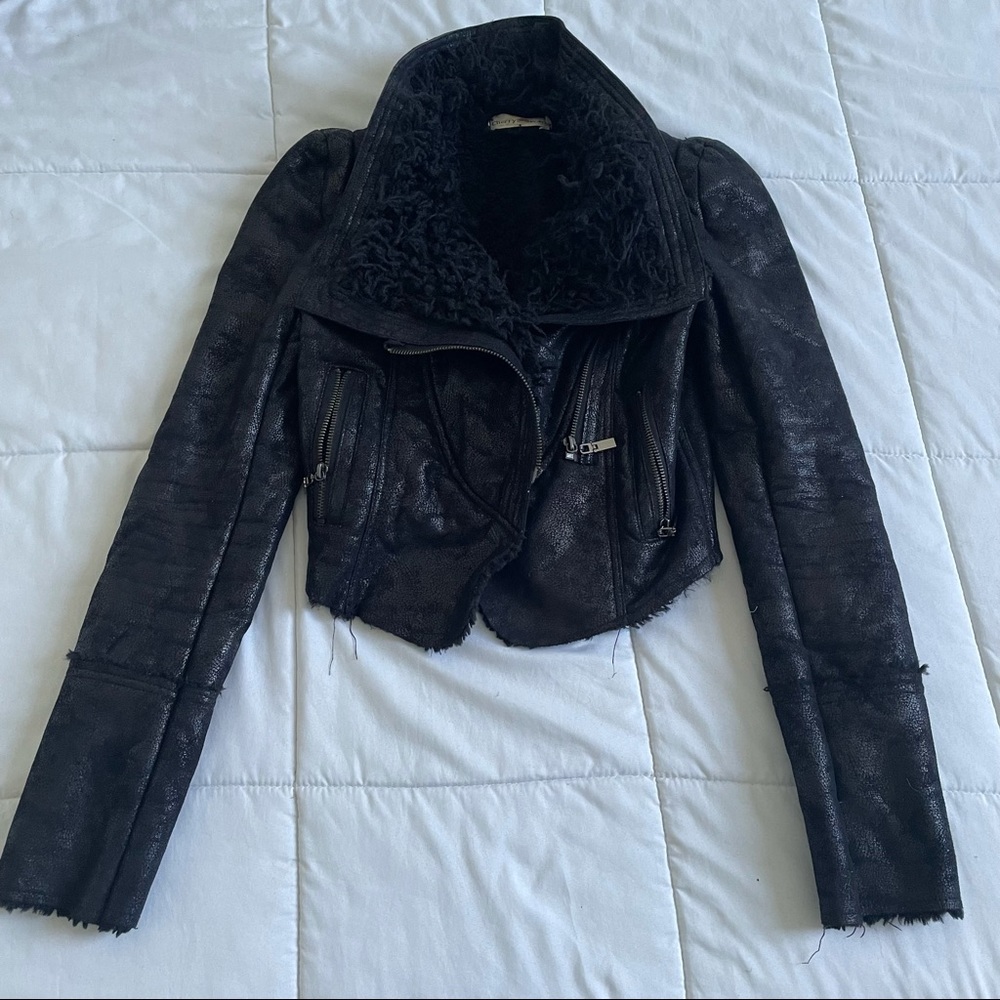 Black jacket with shoulders and teddy details